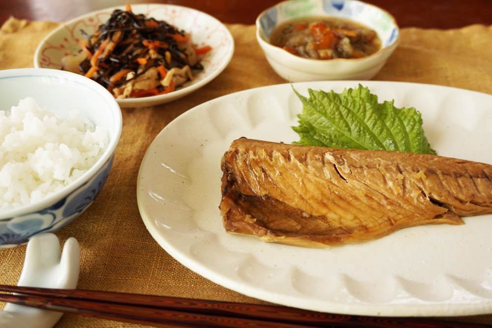 サバの煮つけ、あらめの炊き合わせ、なめこと大根おろし