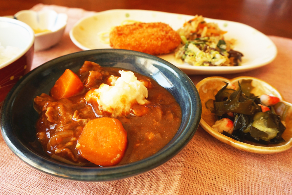 牛肉のデミグラスソース煮込み盛り付け